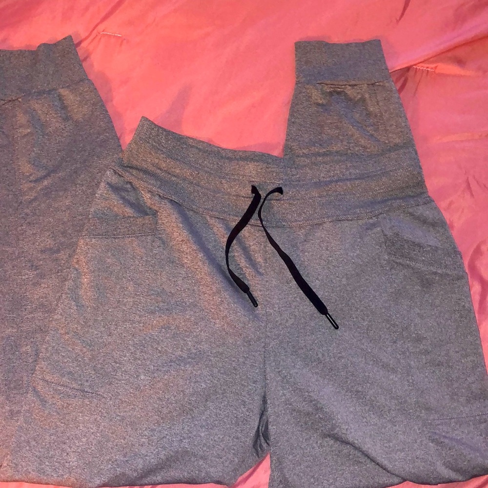 Small gray joggers with pockets!